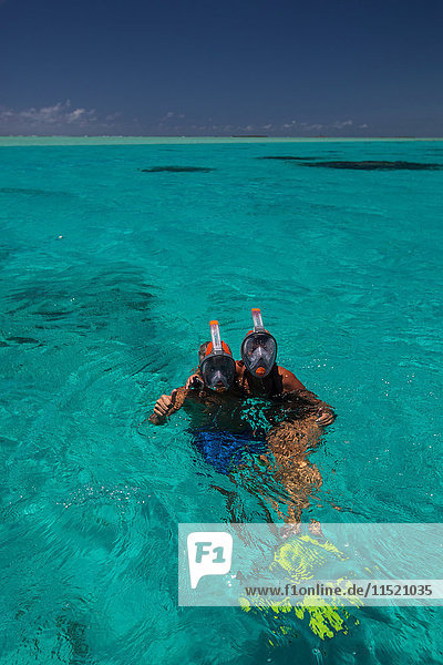Porträt eines reifen Paares im Meer  Schnorchel tragend  Ile aux Cerfs  Mauritius