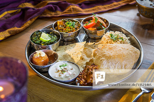 Indische Küche  Thali-Schalen auf dem Restauranttisch