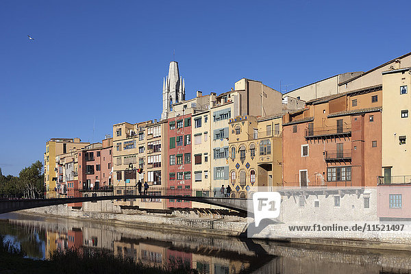Spanien,  Girona,  Häuserzeile und Gomez-Brücke über den Onyar-Fluss in Barri Vell