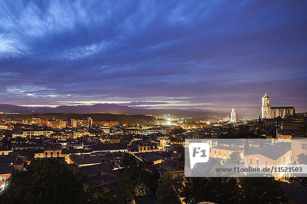 Spanien  Girona  Stadtansicht bei Abenddämmerung