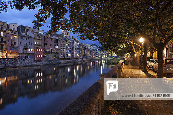 Spanien  Girona  Häuser am Onyar River am Abend