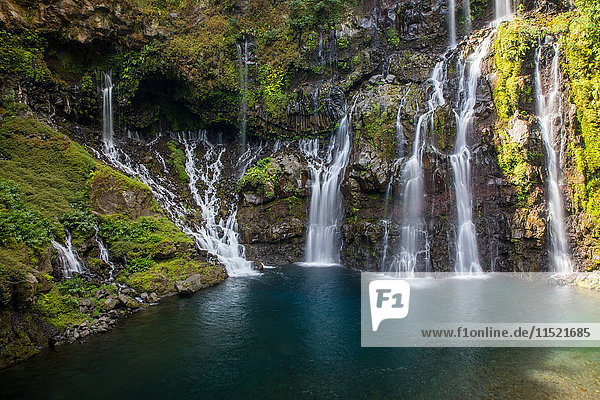 Über Felsen fließender Regenwald-Wasserfall  Insel Réunion