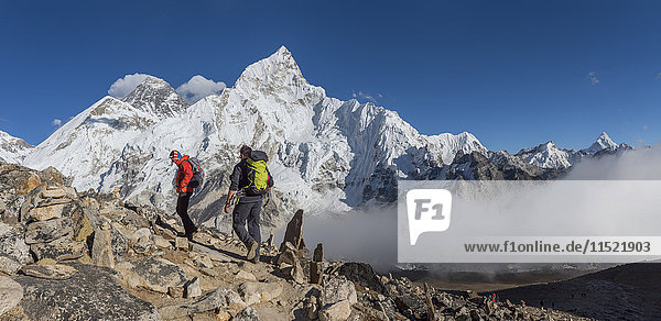 Nepal  Himalaya  Khumbu  Everest-Region  Trekker und Nuptse