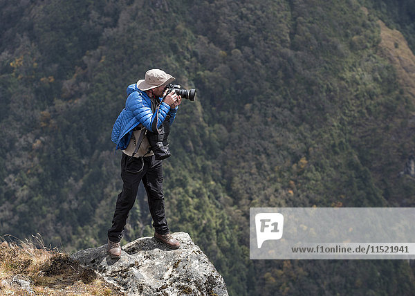 Nepal  Himalaya  Khumbu  Everest-Region  Namche Bazar  Fotograf auf Fels