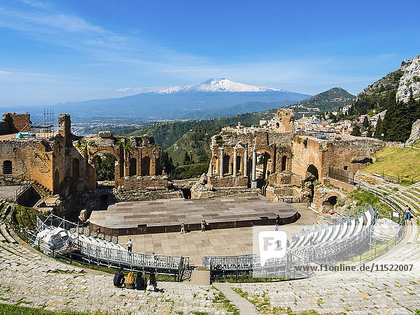 Italien  Sizilien  Taormina  Teatro Greco mit dem Ätna im Hintergrund