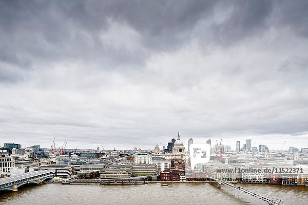 Stadtsilhouette der Tate Modern  mit Themse und Millenniumsbrücke  London  UK