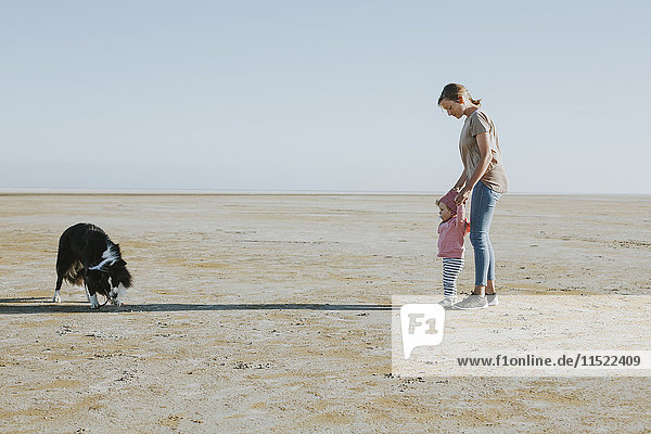Niederlande  Schiermonnikoog  Mutter geht mit kleiner Tochter bei Ebbe am Strand spazieren