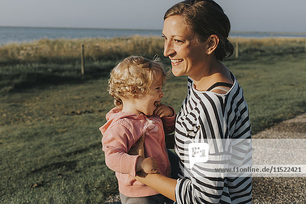 Niederlande  Schiermonnikoog  Mutter mit kleiner Tochter an der Küste