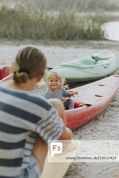 Niederlande  Schiermonnikoog  Mutter mit kleiner Tochter im Boot