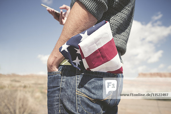 USA  Utah  Mann mit amerikanischer Flagge in der Tasche  Teilansicht