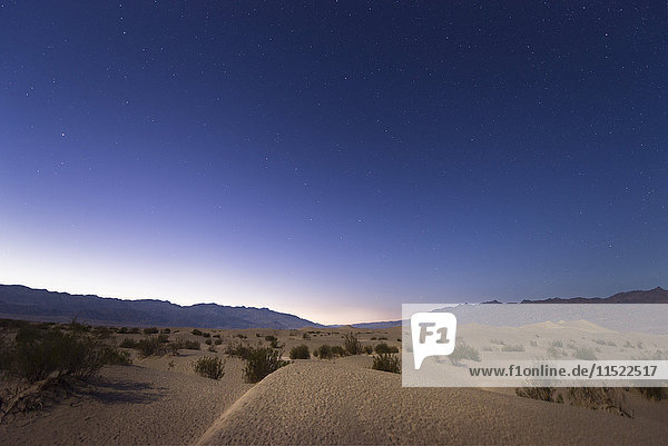 USA  Kalifornien  Death Valley  Sanddünen bei Nacht