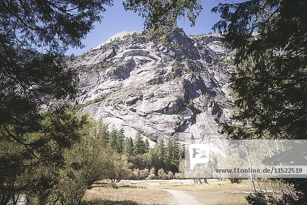 USA  Kalifornien  Yosemite Nationalpark  Landschaft mit Felsformationen