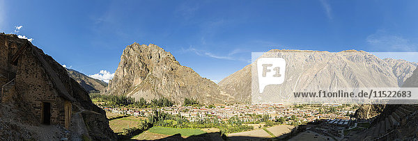 Peru  Anden  Urubamba-Tal  Inka-Ruinen von Ollantaytambo mit Blick auf Pinkuylluna-Ruinen