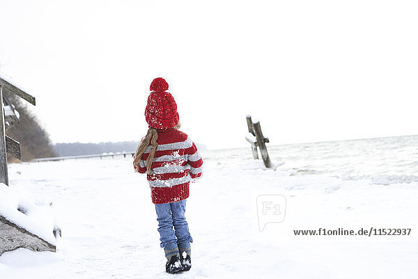 Kleines Mädchen mit Spaß im Winter