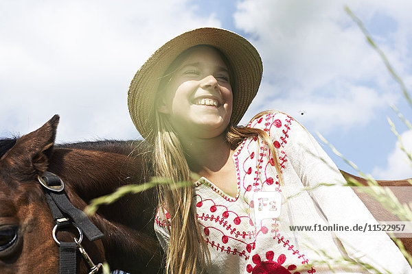 Glückliches Mädchen mit Pferd
