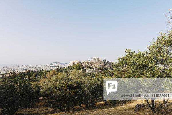 Griechenland  Athen  Akropolis und Parthenon umgeben von Olivenbäumen vom Areopag aus gesehen.