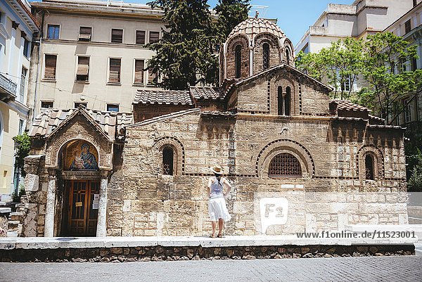 Griechenland  Athen  Frau genießt die Architektur der Kirche von Panagia Kapnikarea
