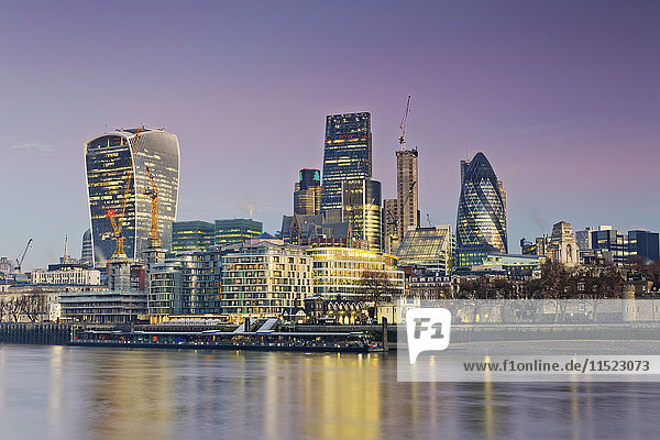 UK London Skyline mit Bürotürmen in der Abenddämmerung