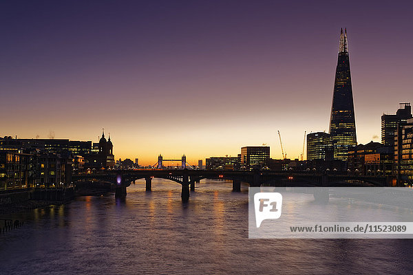 UK  London  Themse mit The Shard und Tower Bridge im Hintergrund
