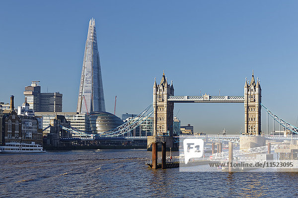 Großbritannien  London  Themse mit The Shard und Tower Bridge