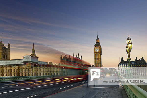 Großbritannien,  London,  Big Ben,  Häuser des Parlaments und Bus auf Westminster Bridge in der Dämmerung