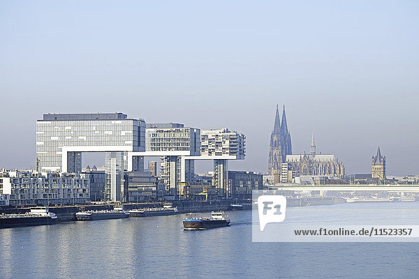 Deutschland  Köln  Kranhäuser am Rhein und Kölner Dom im Hintergrund
