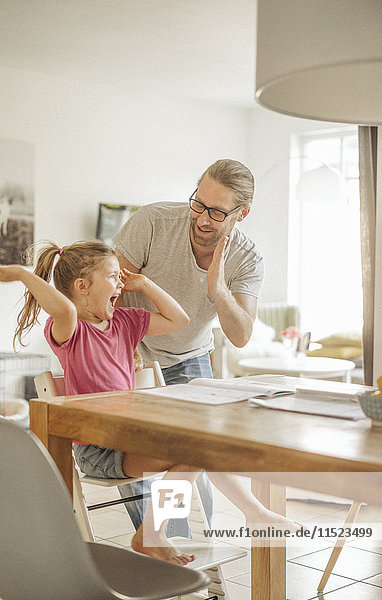 Vater High Fiving mit Tochter