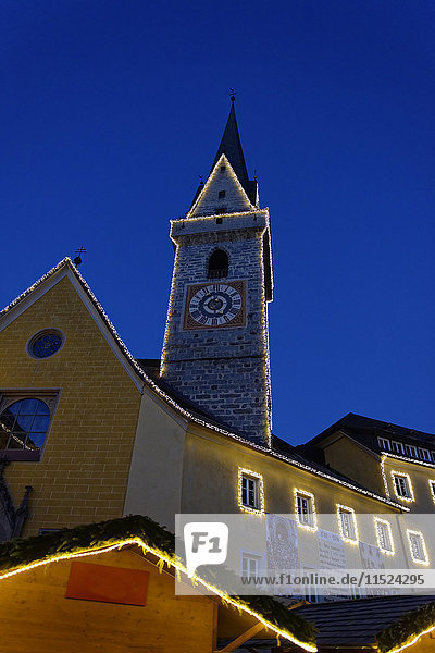 Italien,  Südtirol,  Bruneck,  Kirchturm und Weihnachtsmarkt bei Nacht