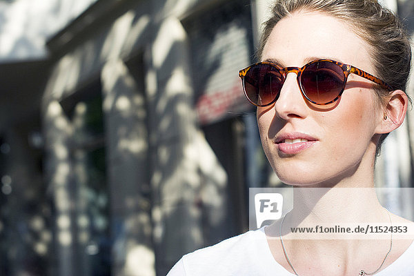 Porträt einer jungen Frau mit Sonnenbrille