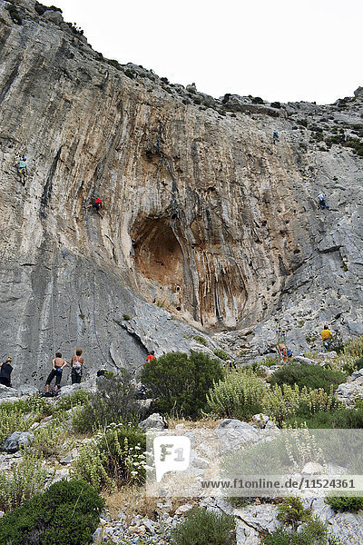 Griechenland  Kalymnos  Kletterer in der Felswand
