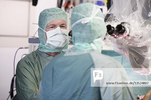 Neurochirurgischer Beratungskollege während einer Operation