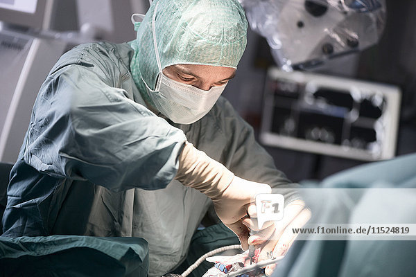Neurochirurg beim Verschrauben des Schädelknochens während einer Operation