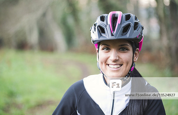 Porträt einer lächelnden Frau mit Fahrradhelm
