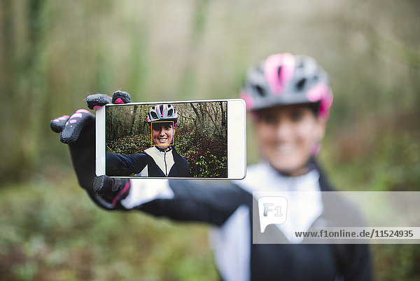 Selfie der lächelnden Mountainbikerin