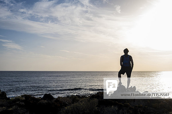 Spanien  Teneriffa  Silhouette des Mannes vor dem Meer bei Sonnenuntergang
