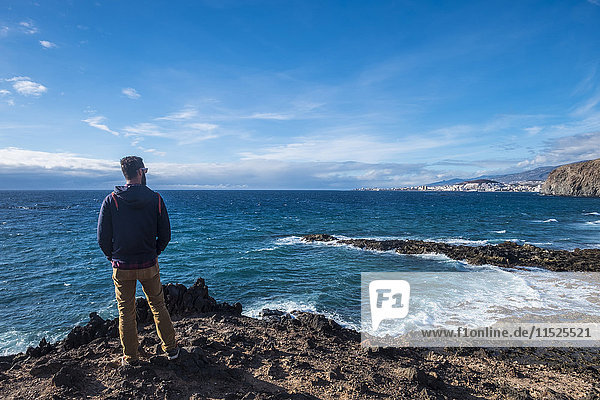 Spanien  Teneriffa  Rückansicht des Mannes mit Blick aufs Meer