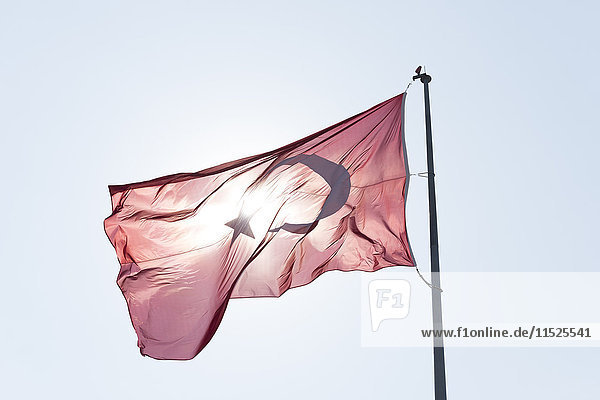 Türkenflagge bei Gegenlicht blasen