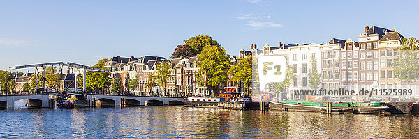 Niederlande  Amsterdam  Blick auf Magere Brug und historische Häuserreihe am Amstel River