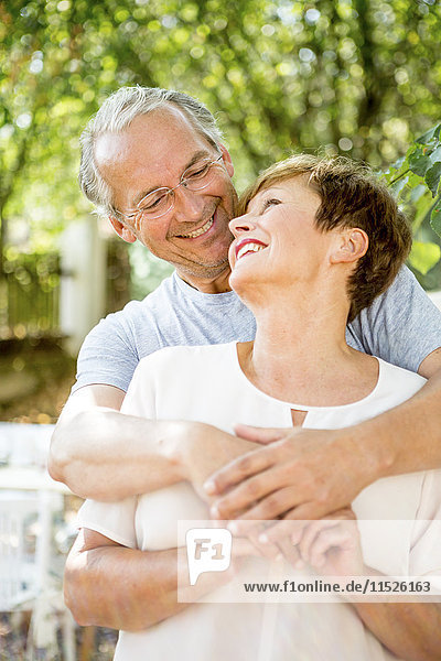 Porträt eines glücklichen Seniorenpaares im Freien