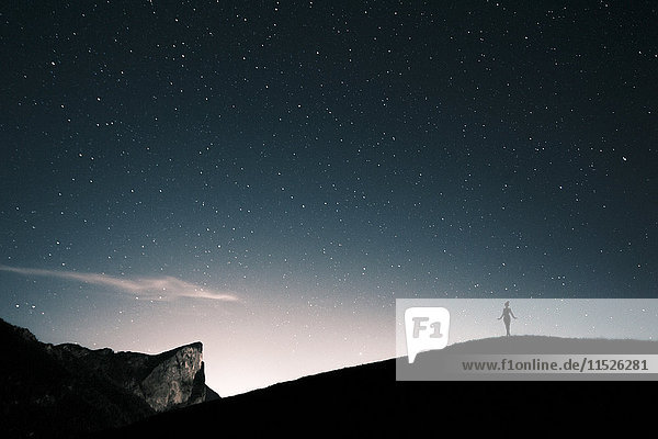Österreich  Mondsee  Silhouette der Frau unter dem Sternenhimmel stehend