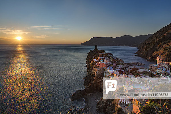 Italien  Ligurien  Cinque Terre  Vernazza bei Sonnenuntergang