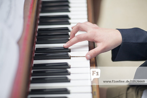Nahaufnahme des handspielenden Klaviers