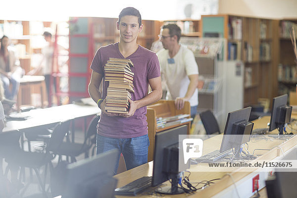 Gymnasiast mit Bücherstapel