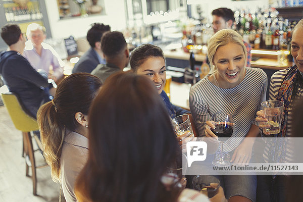 Frauenfreunde beim Trinken und Reden in der Bar