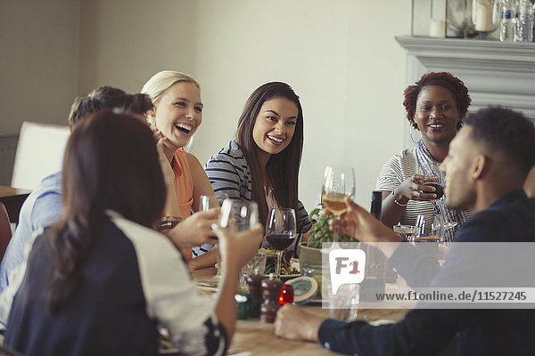 Freunde trinken Wein und reden am Restauranttisch
