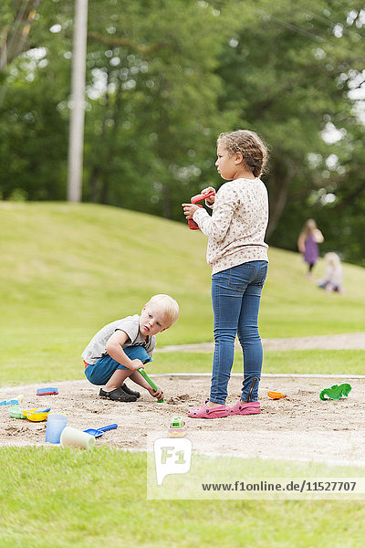 Kinder spielen im Park