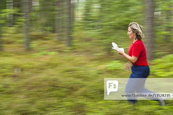 Frau läuft im Wald