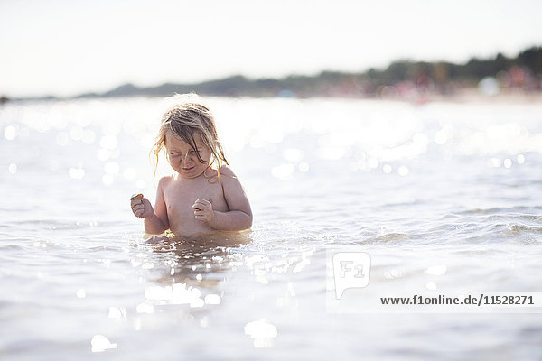 Shirtless Mädchen schwimmen im See