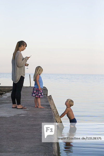 Mutter mit Kindern auf der Seebrücke