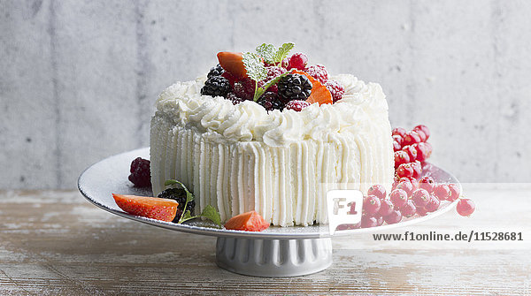 Cake with fresh fruits